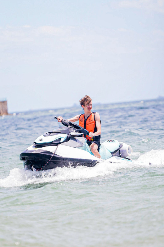 Jetski Sea-Doo cortando o mar turquesa do Guarujá